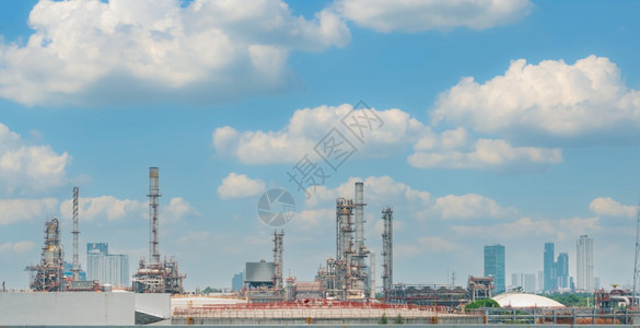 石化蓝天背景炼油厂或电力能源行业油气生产厂石化工天然气储罐石油业务烟囱天空图片