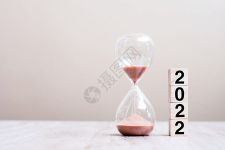 过去的沙漏子穿过玻璃的灯泡测量经过的时间倒计截止间新年快乐解决和新开始概念年结束决断和新开始概念日程图片
