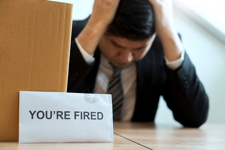 失业的人们在棕色纸板盒和辞职信上携带包装个人公司的商因辞职或离失业辞概念而或更换工作失业和辞职的信工人图片