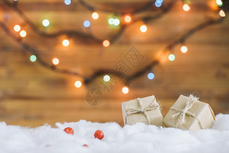 装饰品在仙女灯光附近有装饰雪的盒子清晰和高品质的美丽照片展示在仙童灯附近有装饰雪的盒子优质和清晰的美容照片概念羊毛质量图片