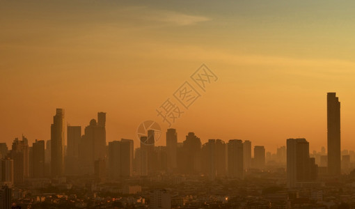 不良气候塔清晨烟雾和Pm25覆盖城市的精细尘与橙色日出天空城市风景与受污染的空气肮脏环境城市有毒灰尘不健康的空气城市不健康的生活图片