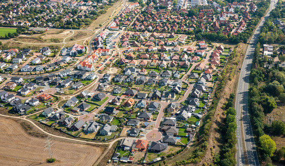 屋顶拍照单身的德国郊区空中景象有街道和许多小家庭屋供使用由一名陀螺仪摄影机拍图片