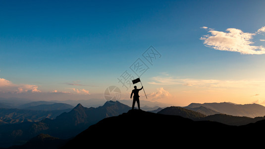 励志的商业成功领导和就概念等日落天空背景商业领导力和成就概念上山顶悬挂的商人周刊黑色生长图片