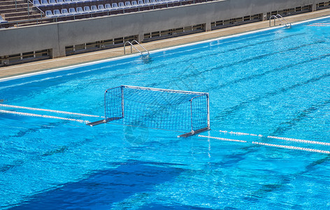 网络水运动设备带白色框架和网状的马球目标用绳子和浮标支撑在游泳池上绳索松弛图片