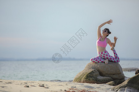 放松岛ThailandRAYONGThailandMay2018年三名亚洲女在海边做瑜伽拉紧图片