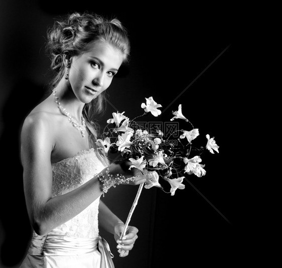 爱肉欲魅力美丽优雅的新娘在原始头饰白色旧式服装穿黑色背景人有影印空间图片