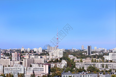 街道绿色户外中午城市秋天风景中午有一座电视塔与蓝天对着色秋天图片