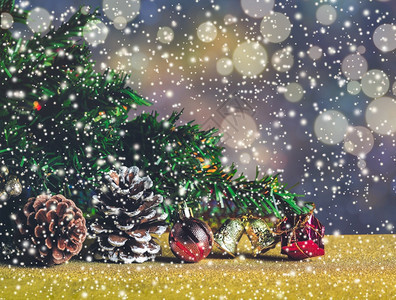 展示圣诞树装饰处配有松饼红球金铃和礼盒底为bokeh假期圣诞节图片