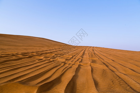 骑越野粉红岩沙漠的迦迪拜阿联酋吉普车图片
