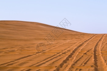 橙越野车温暖的粉红岩沙漠迦迪拜阿联酋图片