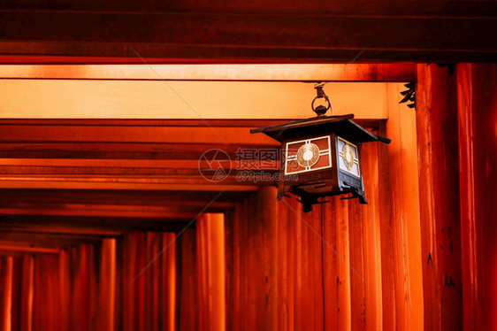 亚洲日本人吸引力京都FushimiInariTaisha神社橙红色托礼门上美丽的灯笼装饰图片