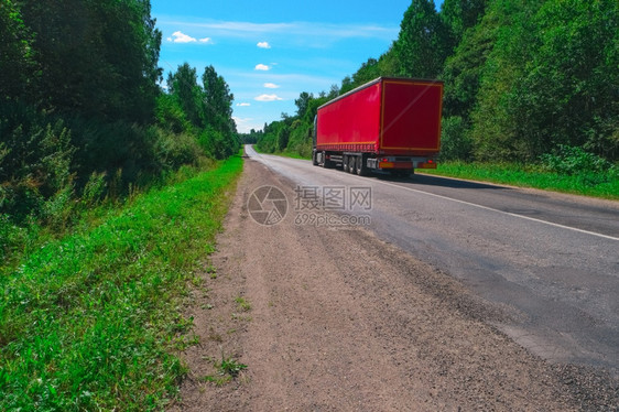 在空高速公路上的卡车两边都有绿林在空高速公路上的卡车乡村预告片双方图片