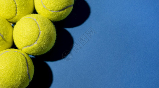 受伤以复制空间分辨率和高品质的美景图片顶端视网球及复制空间来查看顶部网球高质量的美景照片概念毛巾水图片