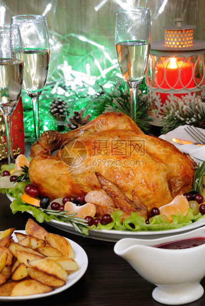 盘子对待传统美味烤鸡和开胃肉壳圣诞餐桌上有柑橘酱的甜点图片