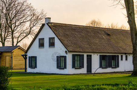 老的院子荷兰农村建筑古典荷兰土丘农庄屋顶盖着一块破旧的屋顶乡村结石高清图片素材