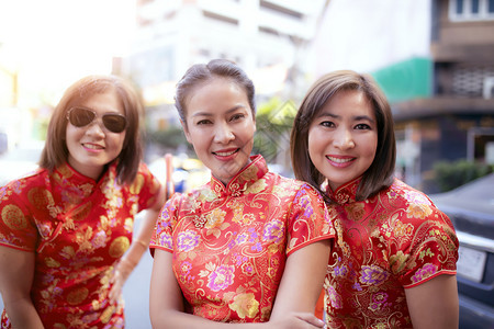 唐人街幸福一群穿着传统服装的亚洲女笑着面带快乐的容朋友们图片