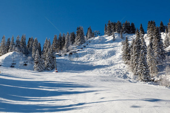 冬季雪山风光图片