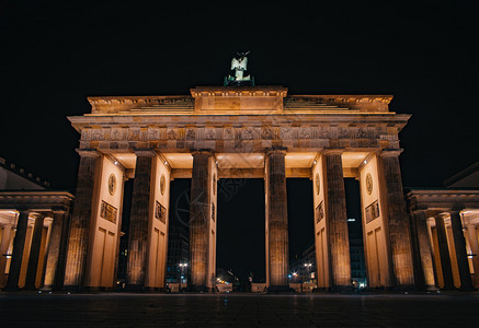 雕像吸引力德国柏林勃兰登堡门夜间地标图片