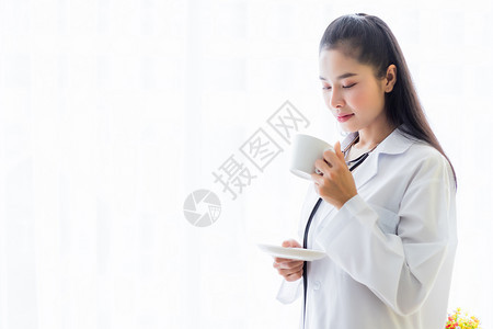 喝茶的青年女医生图片