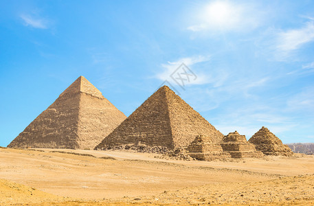 陵古老的结石埃及吉萨金字塔上空的蓝天金字塔上空的蓝天图片