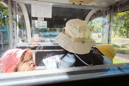 景观有趣的母亲快乐家庭搭乘班车在动物园周围运送游客家人共度假期的节日图片