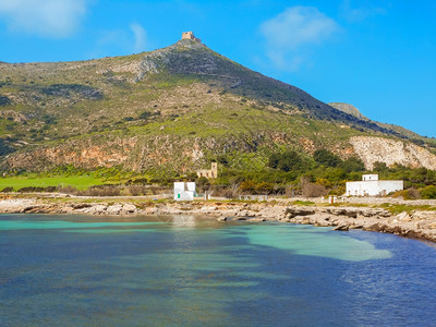 海岸线西里岛法维尼亚纳阳光明媚的日子海颜色图片