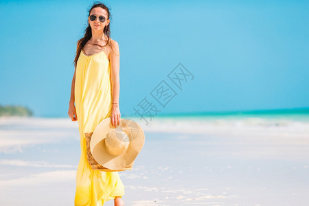 太阳奢华裙子在海滩上穿着服装的年轻时尚女郎穿着衣服的年轻时装女郎图片