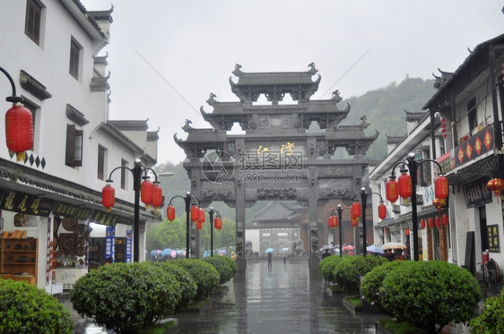 雨中著名的国古老村落风景运河红色亚洲人图片