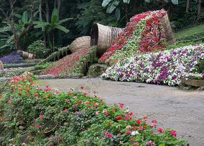 平静的在植物园砖道上装饰竹子篮花朵园和竹篮景观放松图片