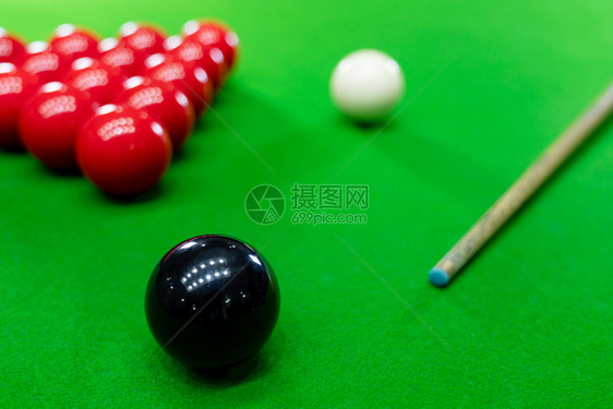 赌蓝色桌上的多彩Biliard和Snooker球池游戏放松运动和幸福概念形象的行动图片
