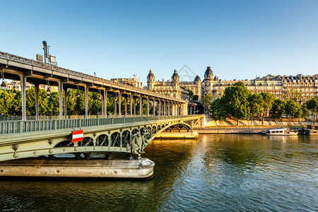 堤树旅游BirHakeim桥和塞纳河上午法国巴黎图片