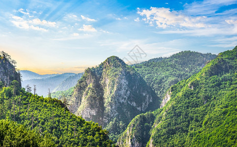 假期美丽的夏日夕阳黑山脉的杜米托尔夏天图片