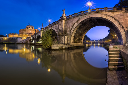 历史城市景观桥上午在意大利罗马举行的圣安热洛和罗堡的全景图片