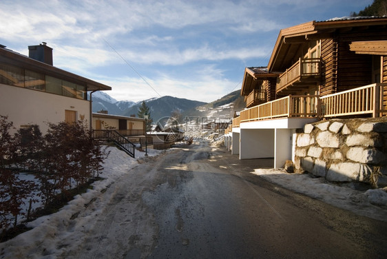 冬天通过奥地利滑雪度假胜修路场景树木图片