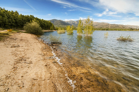 景观西班牙马德里Navacerrada村宁静湖景象山公园图片