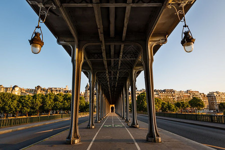 上午在法国巴黎的BirHakeim桥铁路镇比尔哈克姆图片