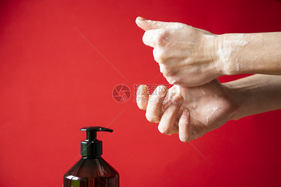 使用洗手液洗手消毒图片