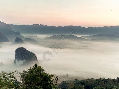 高的在山顶覆盖了云雾和烟自然太阳图片