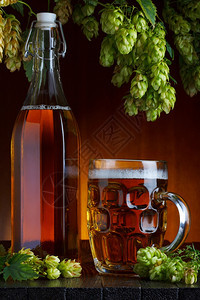 瓶子木制的啤酒与酿跳和小麦死生绳索图片