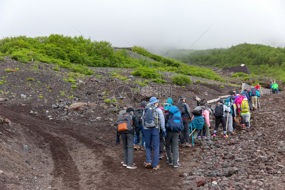 冒险极端获胜一群徒步者在藤山的足迹上图片