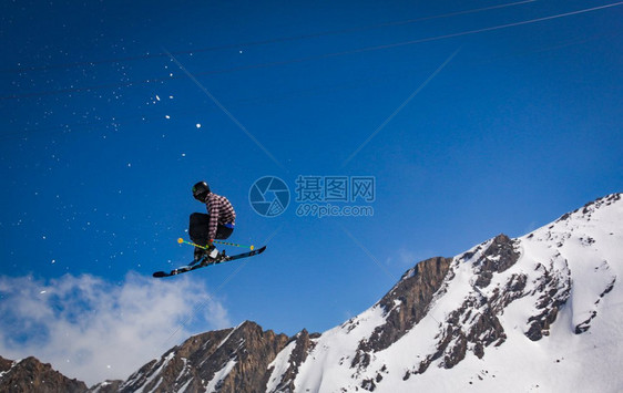 冬季雪山滑雪者图片