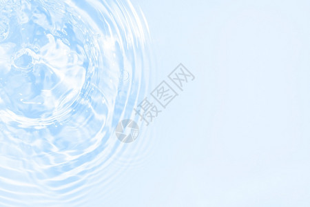 明亮清爽假期液体浅蓝色透明游泳池水纹理表面与上的圆圈时尚抽象自然背景水波在阳光下长横幅与复制空间浅蓝色透明游泳池水纹理表面与上的圆圈波在背景