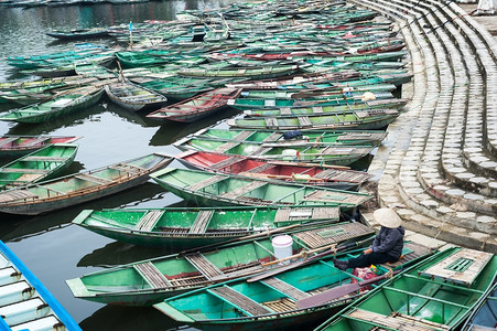景观NinhBinh越南TamCoc河上一条传统船只坐着同冠的越南妇女旅行地貌和目的运输热带图片