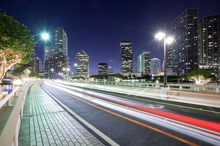 美国佛罗里达州迈阿密Brickell区天线的Brickell车钥匙驱动器上闪烁灯光夜晚公寓街道图片