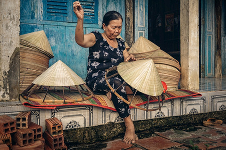 制造商亚洲在越南霍希明市ApThoiPhuoc村的老旧传统房屋中越南老工匠在传统艺术家概念中制作传统维特南帽种族图片
