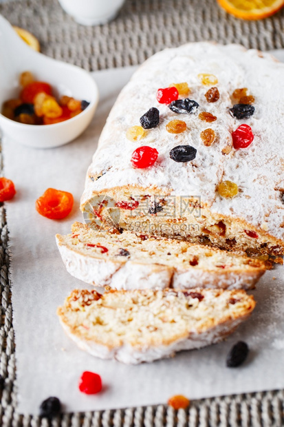 蛋糕烘烤斯通伦是坚果香料干或罐头水的面包涂有糖粉和这是圣诞节季吃的传统德国面包新年预产期喜庆的图片