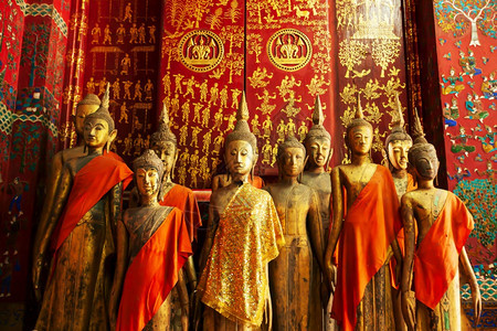 老田宗教木制的在WatVisounLuangPrrabang老挝的肖像寺庙中古金和木制佛像寺庙向公众开放关注佛像图片