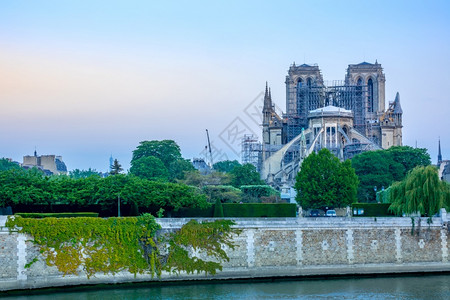 巴黎圣母院法国早夏清晨在塞纳河堤岸上在2019年火灾后的圣母院和塞纳河堤岸发生火灾后进行翻修的圣尼恩河堤岸日出建筑学图片