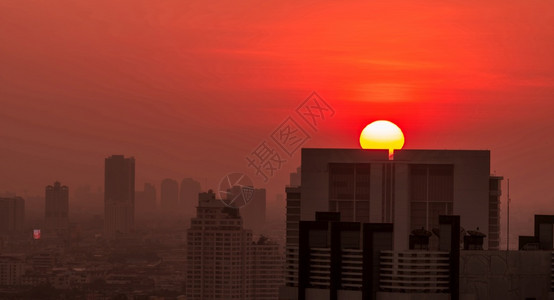 日落旅行活的清晨城市风景日出天空和气污染25号总理的粉尘覆盖城市风景住宅大楼拥挤城市日出红太阳烟雾在空气中不健康图片