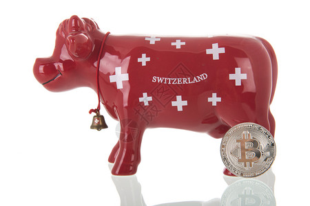 瑞士典型红牛猪银行因为用比特硬币存钱瑞士人小路钟图片